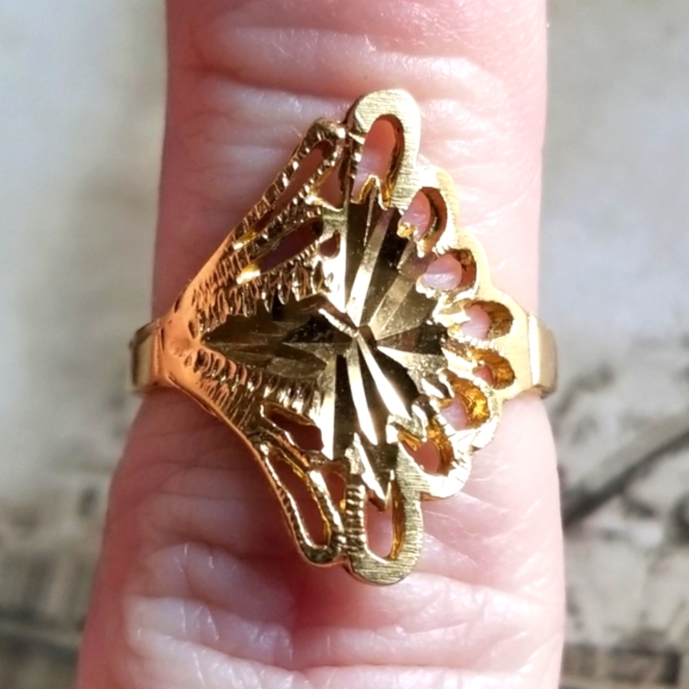 Fancy ring gold tone metal size 6.5